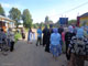 Соединенный крестный ход встречает администрация села по русскому обычаю "хлебом-солью"